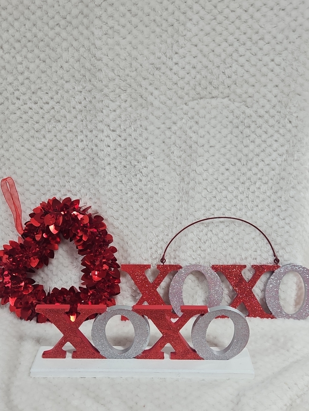 Bundle of three holiday/v-day/love decor items: Wreath, 2 XOXO wooden signs